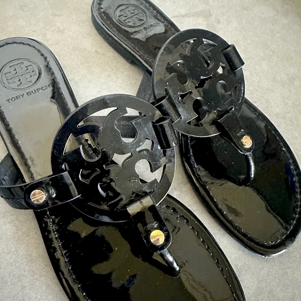 Tory Burch black patent leather sandal. Used good condition. Well taken care of.